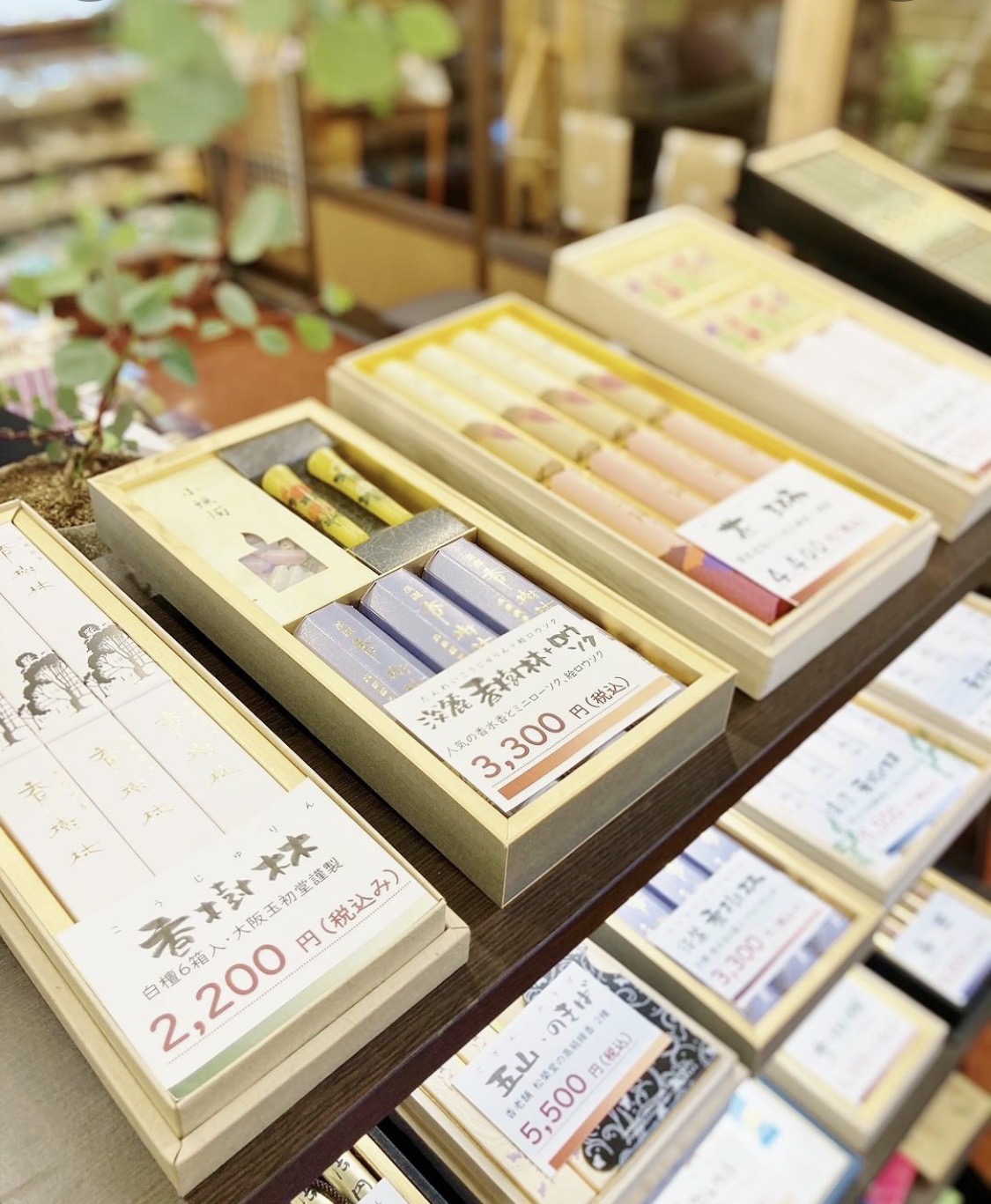 辻井蓮華堂の店頭に並ぶ木箱入りのお供え線香(2,200円・3,300円・5,500円など)